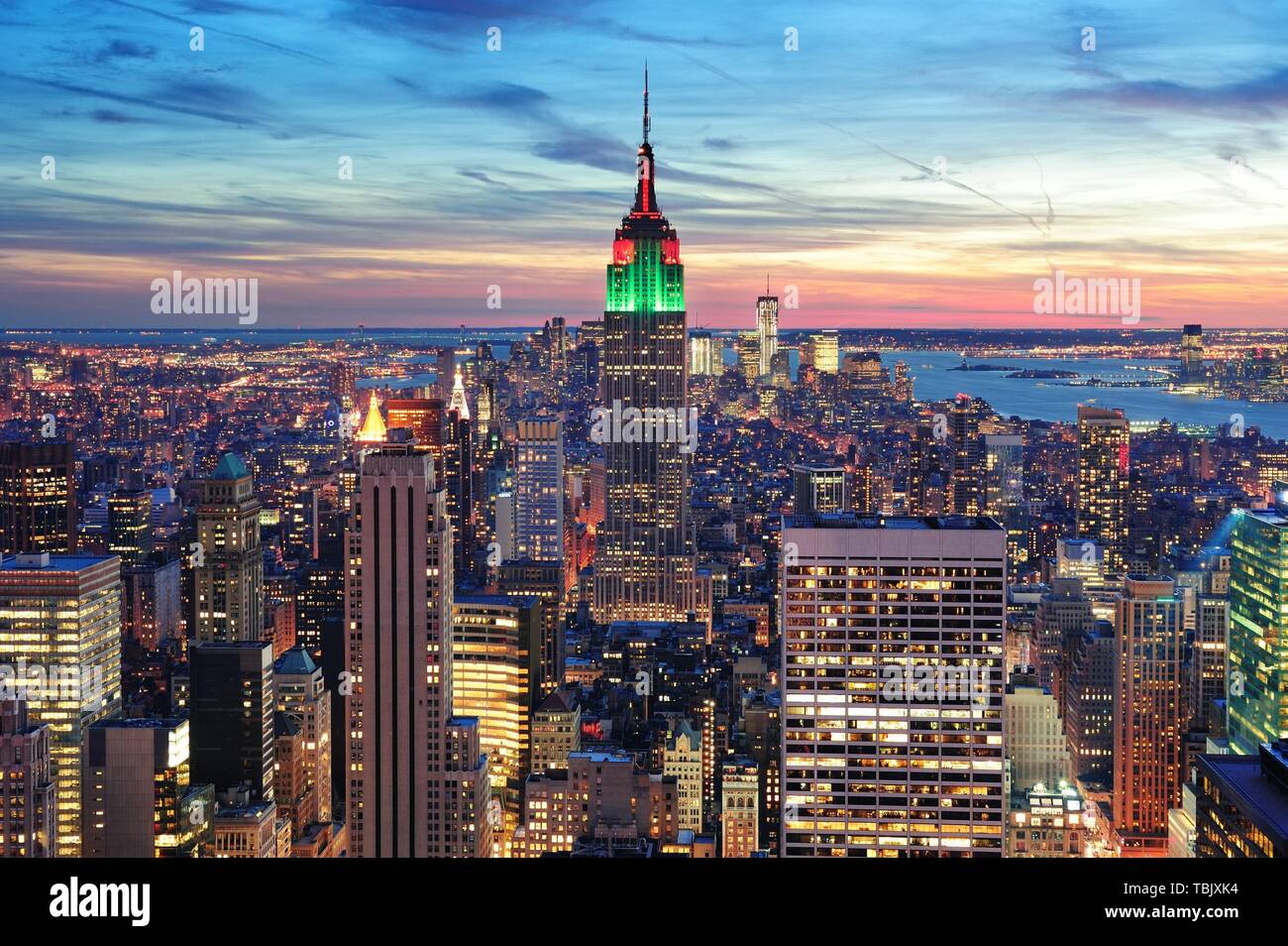 New York City skyline vue aérienne au crépuscule avec des nuages colorés, Empire State et gratte-ciel de Manhattan. Banque D'Images
