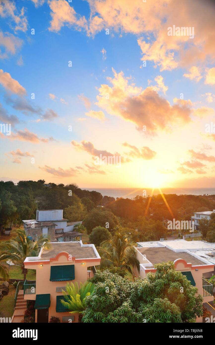 San Juan lever du soleil avec des nuages colorés, des bâtiments et des plages. Banque D'Images