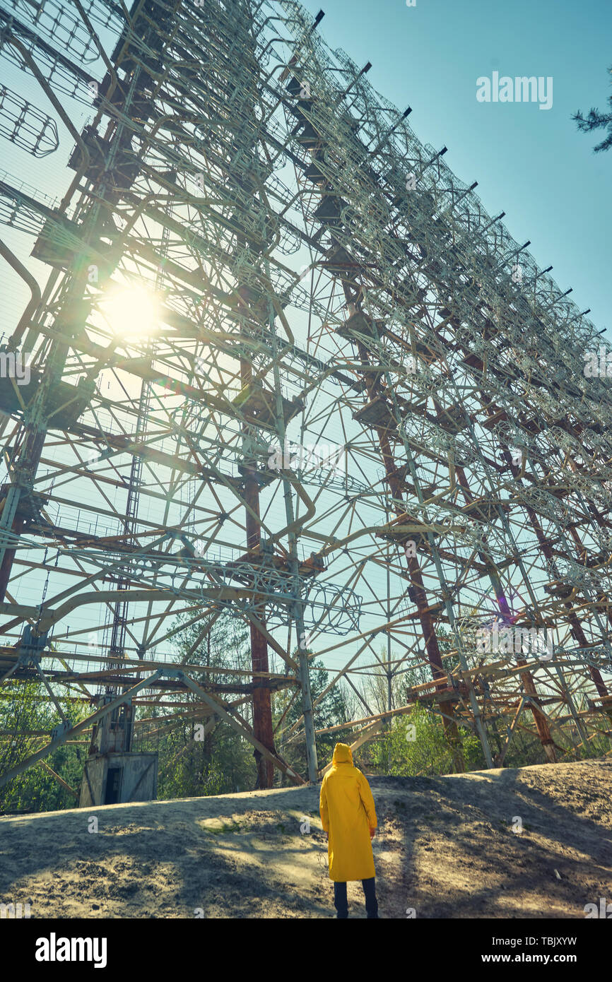 Jeune homme en costume de protection jaune, debout près de l'objet secret  militaire radar antenne Duga à Tchernobyl en Ukraine, la place avec la  radioactivité plus élevée Photo Stock - Alamy