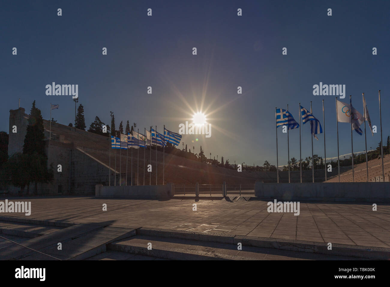 Athènes, Grèce - 25 octobre 2018 : Soleil sur le stade Panathinaiko drapeaux éclairante de la Grèce et drapeaux olympiques Banque D'Images