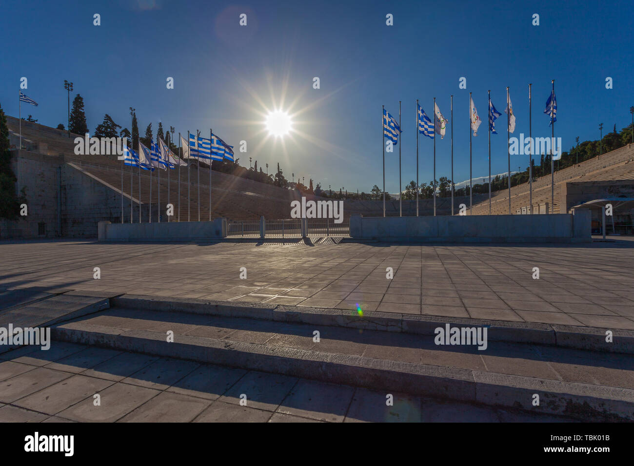Athènes, Grèce - 25 octobre 2018 : Stade Panathinaiko avec la Grèce et drapeaux olympiques Banque D'Images