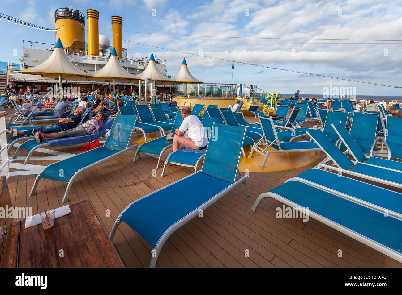 Les passagers des navires de croisière de détente sur le pont supérieur Banque D'Images