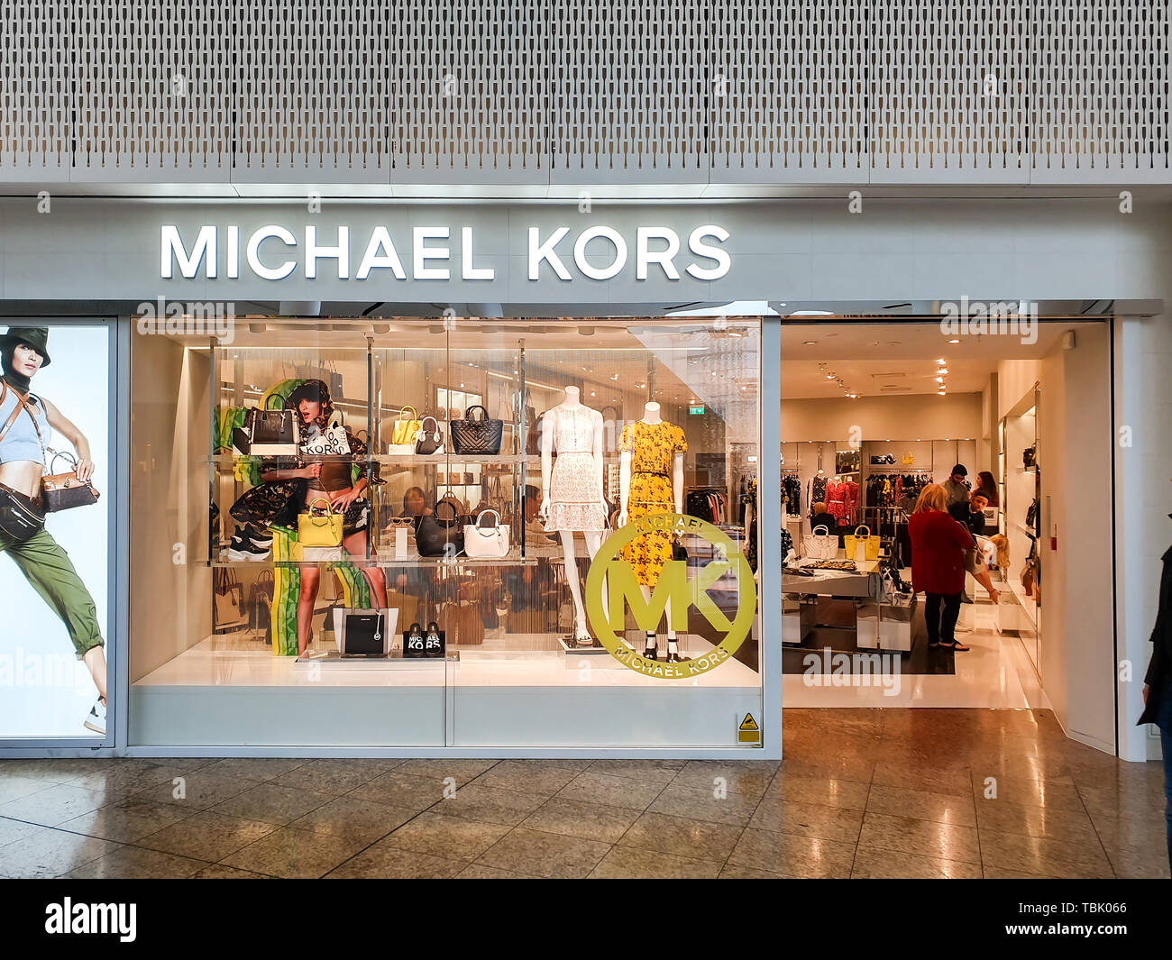 Dans la boutique Michael Kors Meadowhall Sheffield South Yorkshire UK montrant la derniere mode Photo Stock Alamy