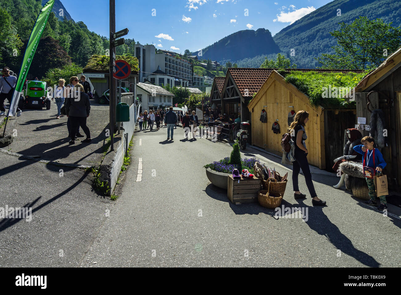 Les touristes flânant à Geiranger village dans une journée d'été d'été. Geiranger, Sunnmore, More og Romsdal (Norvège), Août 2018 Banque D'Images