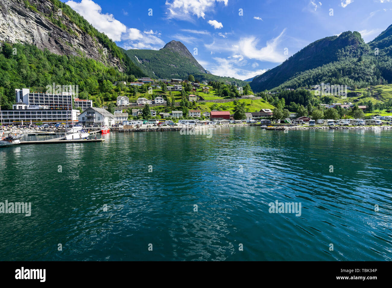 Vue sur le village de Geiranger en journée ensoleillée, situé à la tête du Geirangerfjord, l'un de la destination la plus célèbre en Norvège Banque D'Images