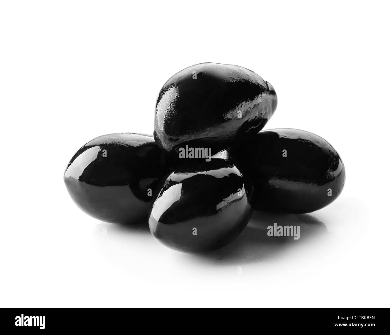 Olives savoureux sur fond blanc Banque D'Images