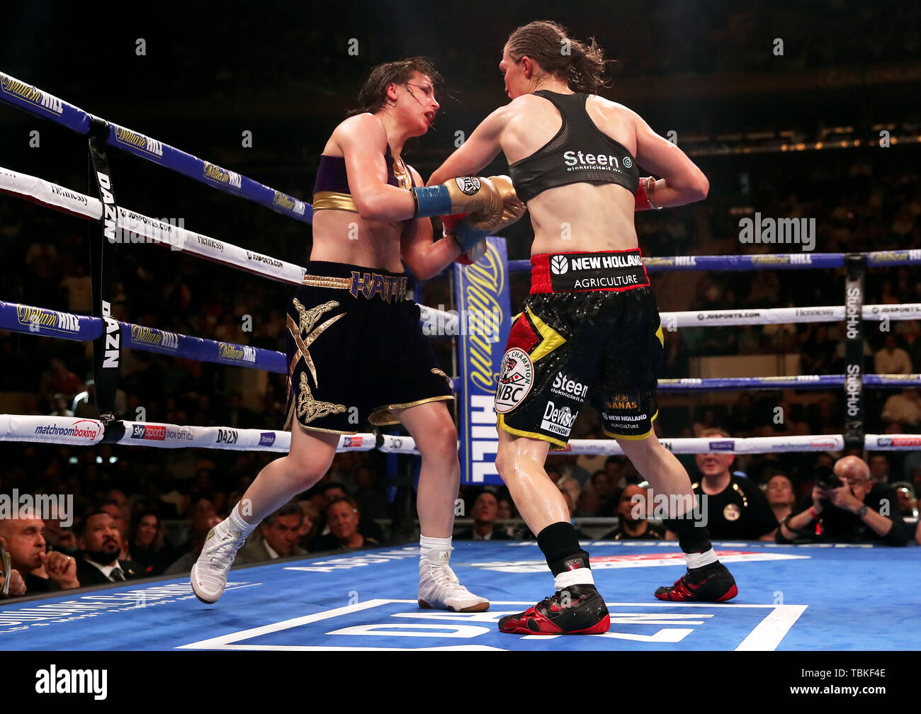 Katie Taylor (à gauche) en action contre Delfine Persoon dans l'IBF, WBC, WBO, WBA, Ring magazine féministe lutte Championnats du monde léger au Madison Square Garden, New York. Banque D'Images