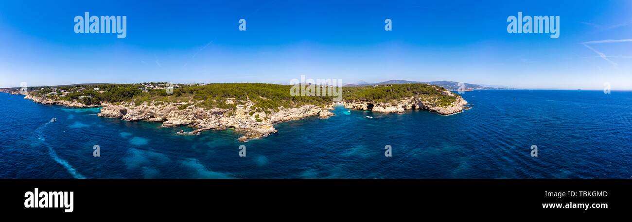 Vue aérienne, la solitude baie de Cala Falco ou Cap de Falco et Cala Bella Donna avec une côte rocheuse, l'établissement Sol de Mallorca, Cala Vinyes région et Calvia Banque D'Images