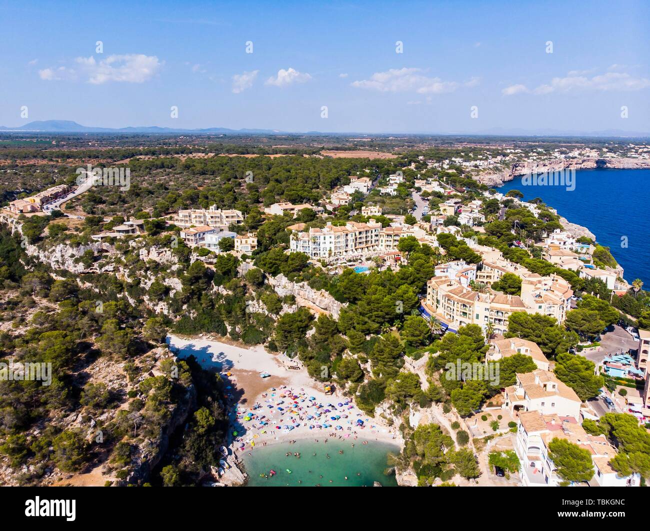 Drone abattu, Cala Pi bay, côte rocheuse, Tore de Cala Pi, dans la municipalité de Llucmajor, Majorque, Îles Baléares, Espagne Banque D'Images