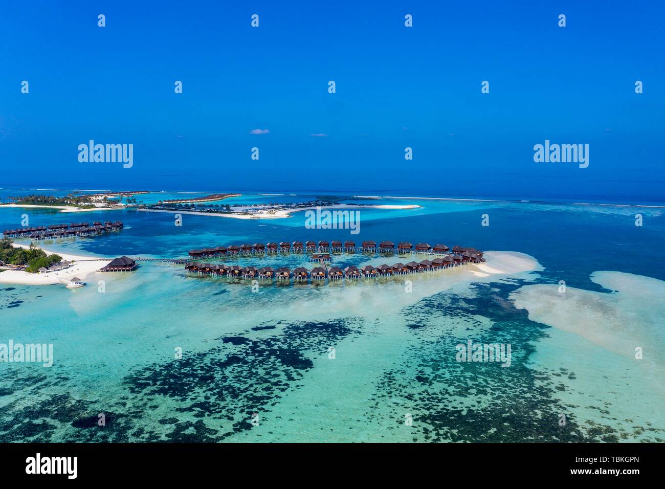 Vue aérienne, lagon de l'île des Maldives Meeru Island avec bungalows sur l'eau, South-Male-Atoll, Maldives Banque D'Images