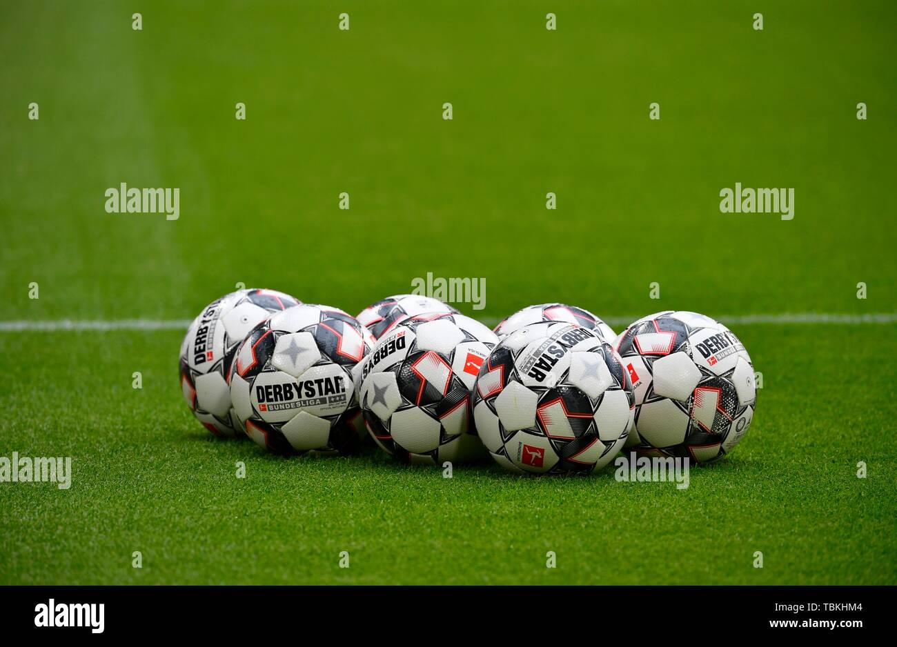 Sept balles de match adidas Derbystar lying on grass, Allianz Arena, Munich, Bavière, Allemagne Banque D'Images