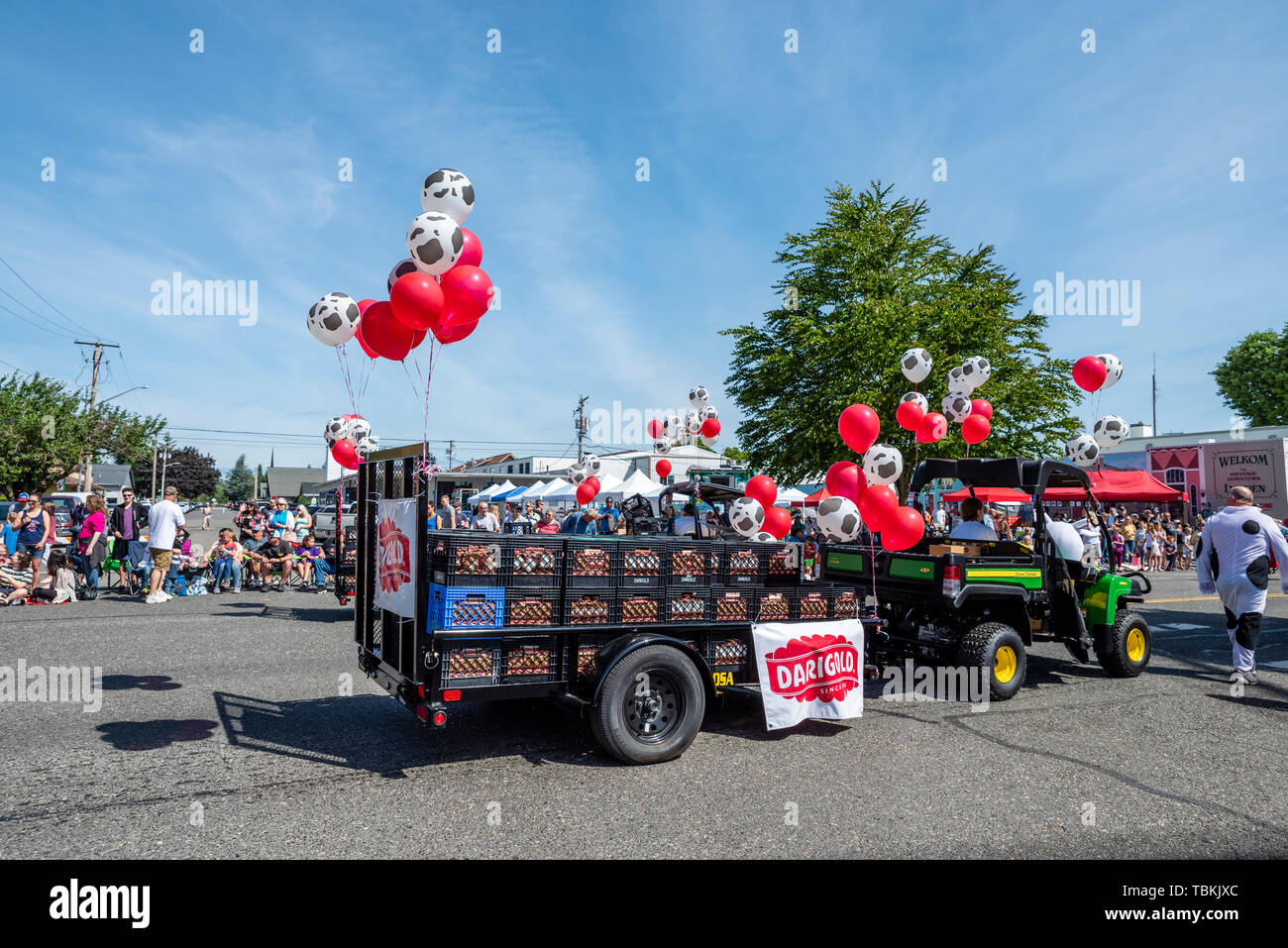 Dargold employés passent le lait et le fromage à la parade de Lynden les agriculteurs. Lynden, Washington Banque D'Images