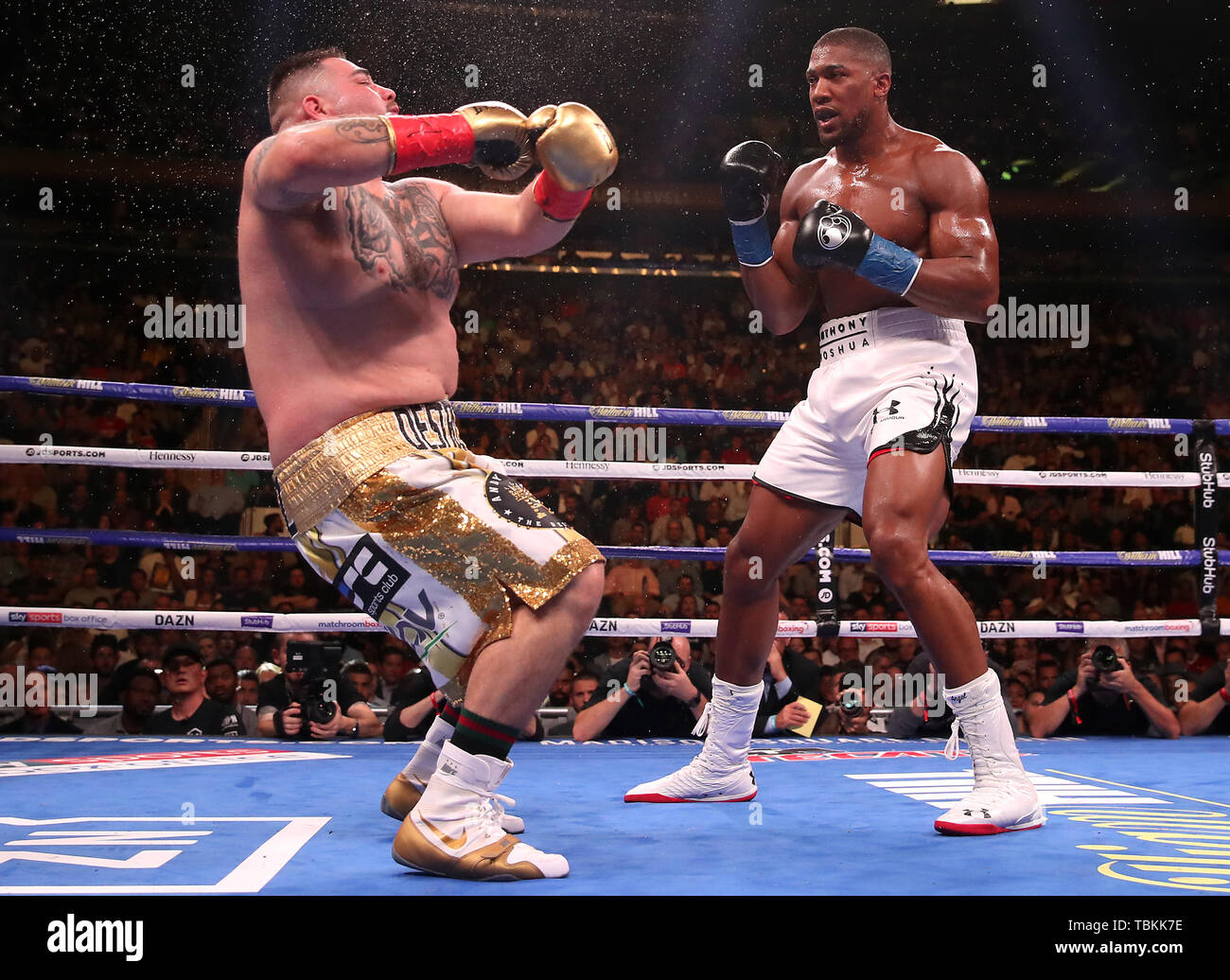 Anthony Josué (à droite) en action contre Andy Ruiz Jr dans les WBA, IBF, IBO et WBO Heavyweight titre aux championnats du monde de lutte au Madison Square Garden, New York. Banque D'Images