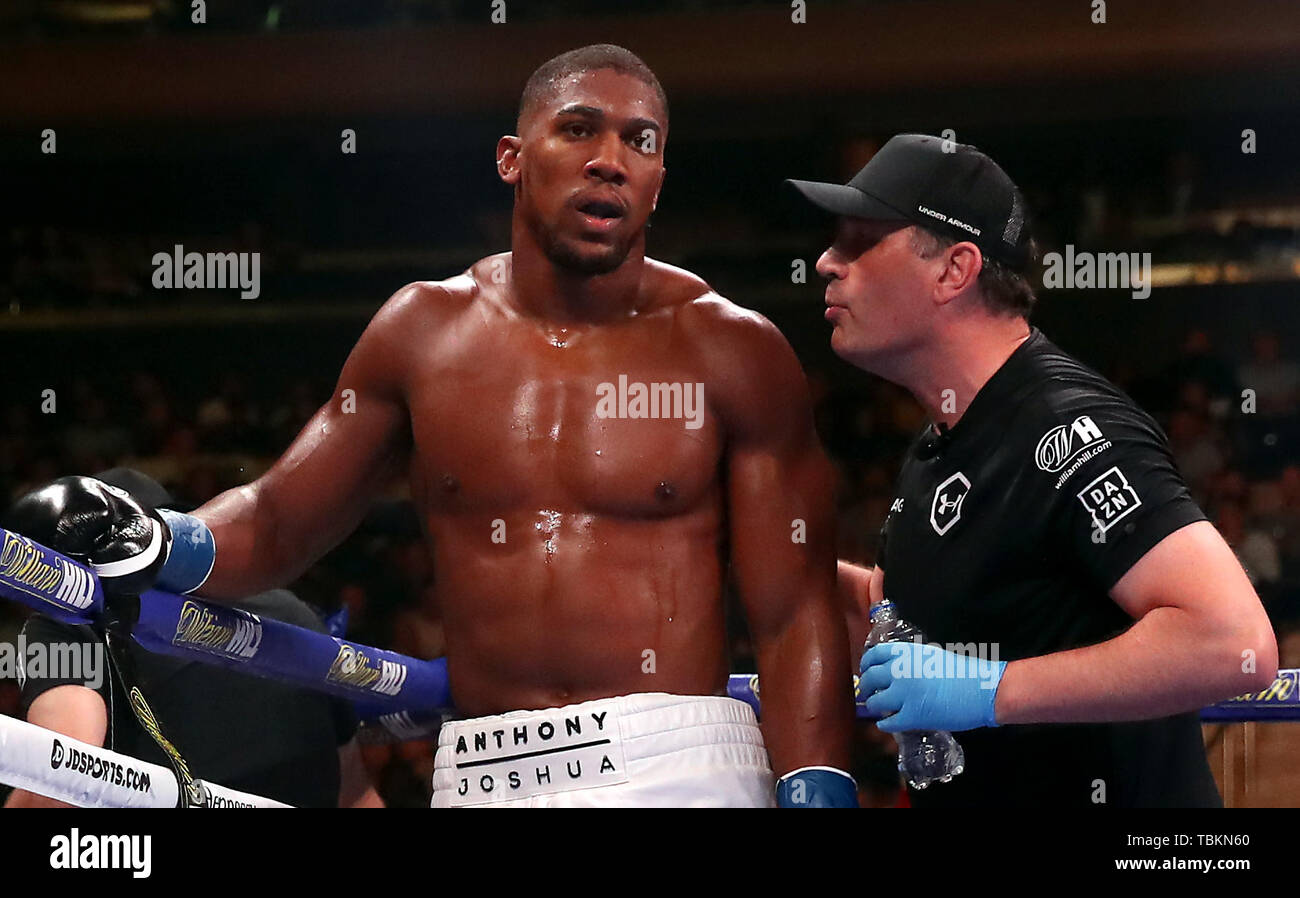 Formateur Robert McCracken (à droite) parle à Anthony Joshua lors de la WBA, IBF, WBO et IBO Championnats du Monde Poids Lourd match contre Andy Ruiz Jr au Madison Square Garden, New York. Banque D'Images