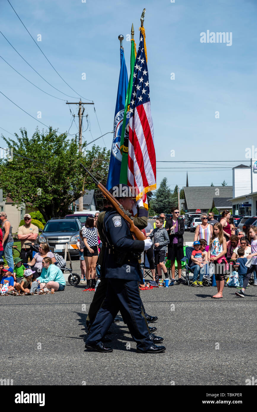 L'US Customs and Border Protection Color Guard dans le 2019 agriculteurs Lynden Day Parade. Lynden, Washington Banque D'Images