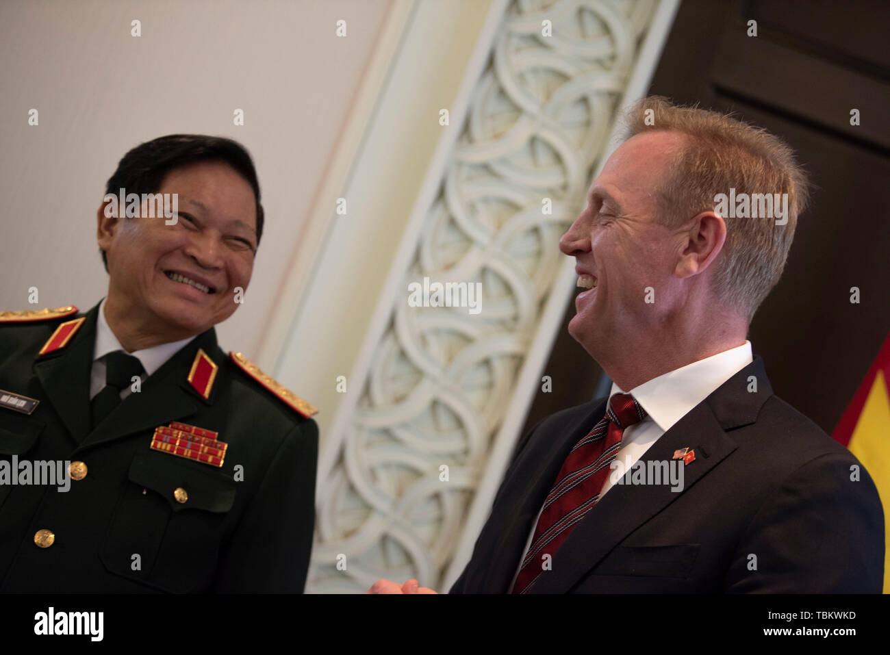 Le Secrétaire de la Défense par intérim des États-Unis Patrick M. Shanahan se réunit avec le ministre de la défense du Vietnam Ngô Xuân Lịch, à l'IISS Dialogue Shangri-La, Singapour, 1 juin 2019. (DoD photo par Lisa Ferdinando) Banque D'Images