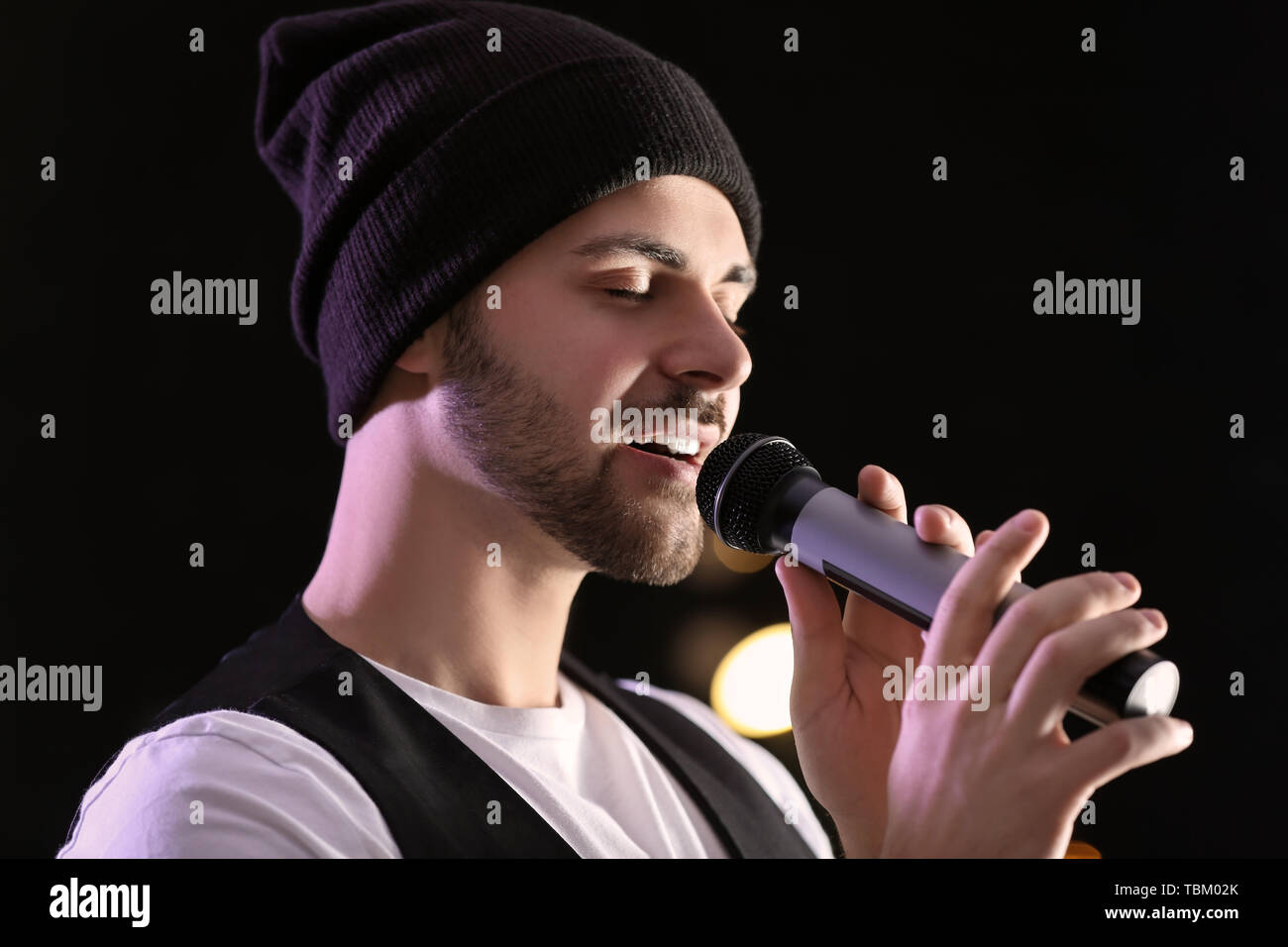 Beau mâle chanteur avec microphone sur scène Photo Stock - Alamy
