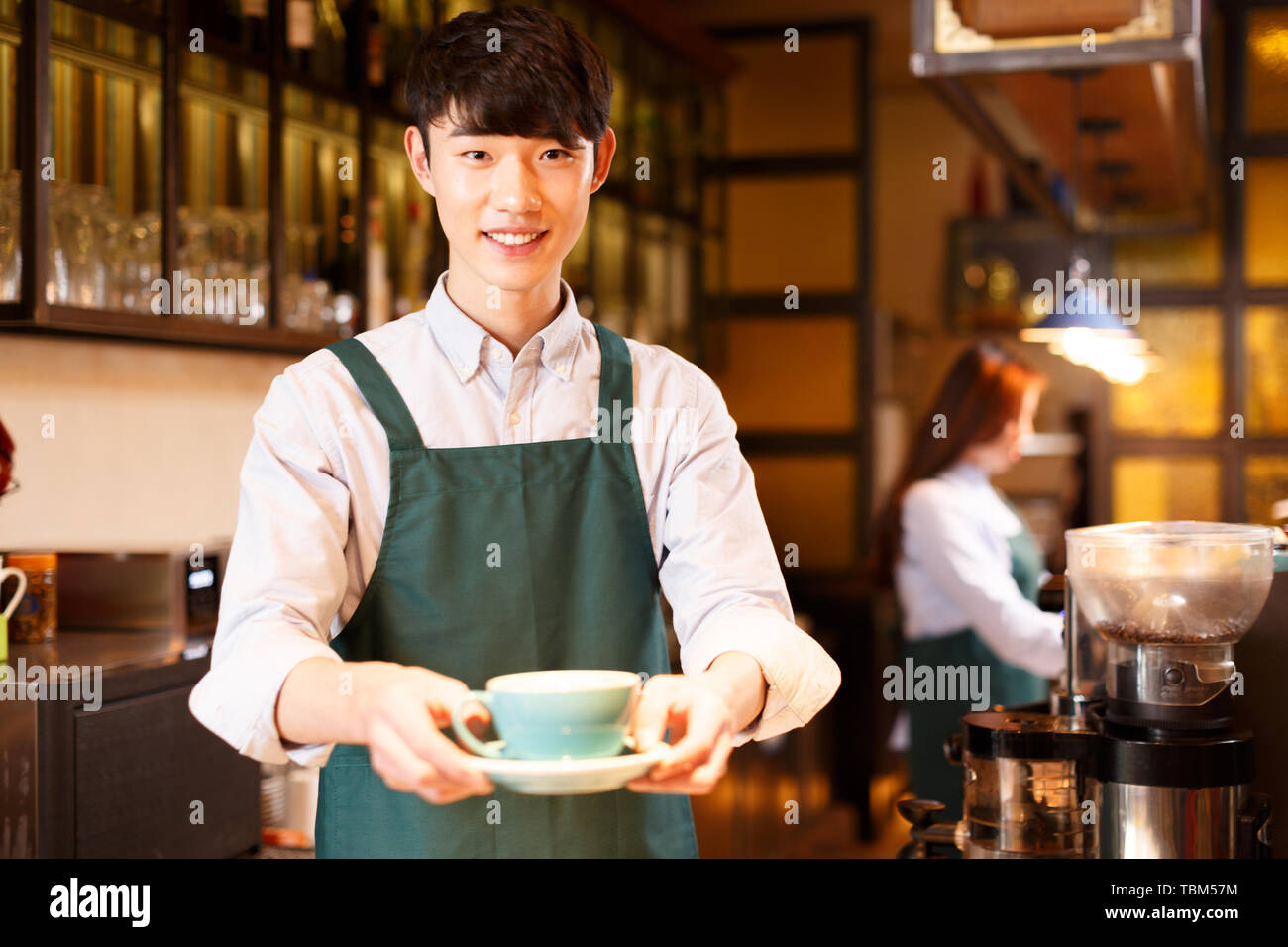 Serveuse et serveur sont en service Banque D'Images