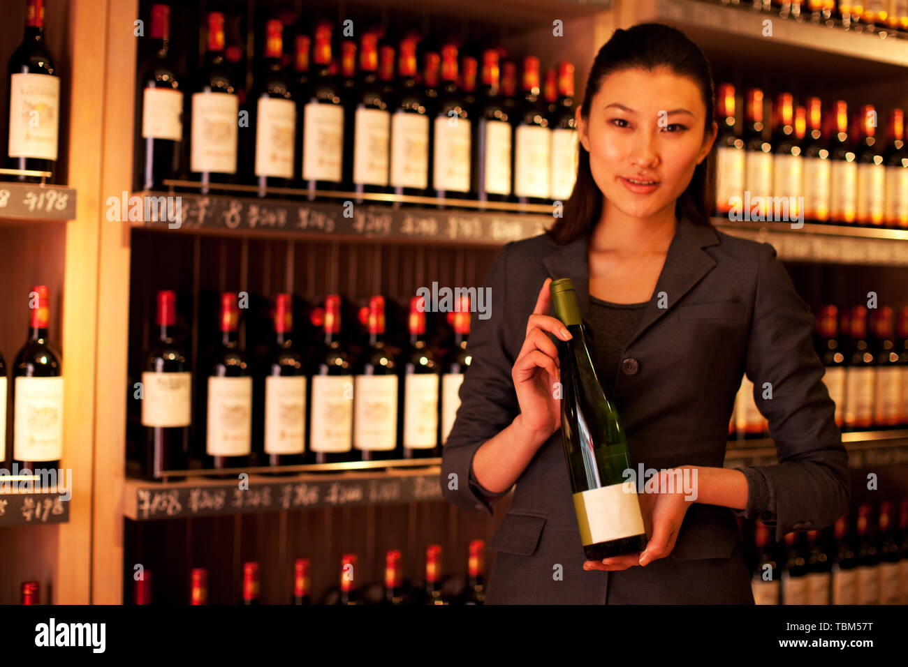 La vente de vin rouge dans un magasin d'alcool. Banque D'Images