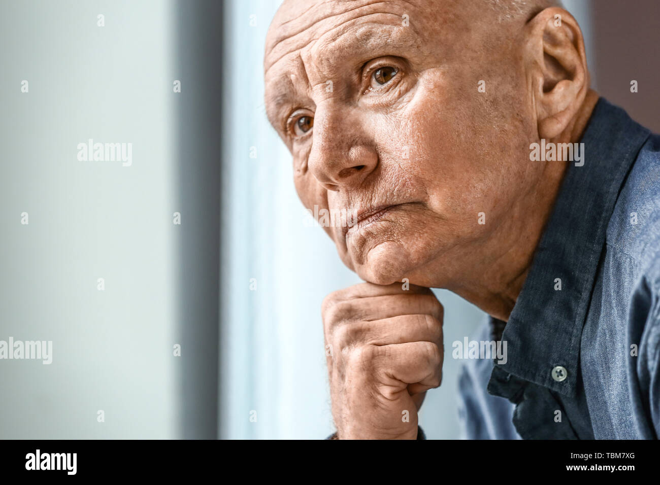 Déprimé senior man at home Banque D'Images
