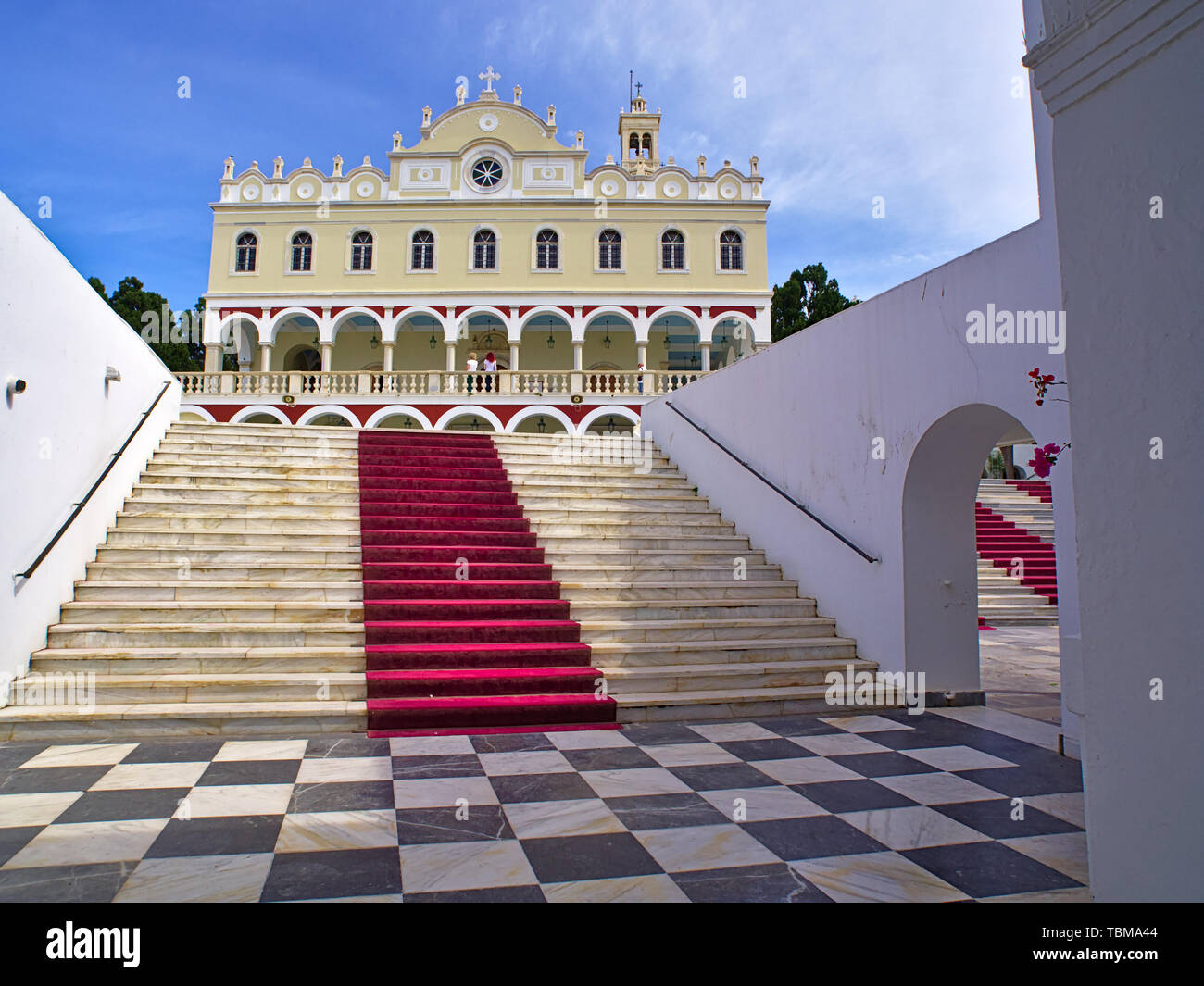 L'Église chrétienne orthodoxe de la Vierge Marie à l'ile de Tinos, Grèce, escalier avec tapis rouge et motif carré noir et blanc marbre. Banque D'Images