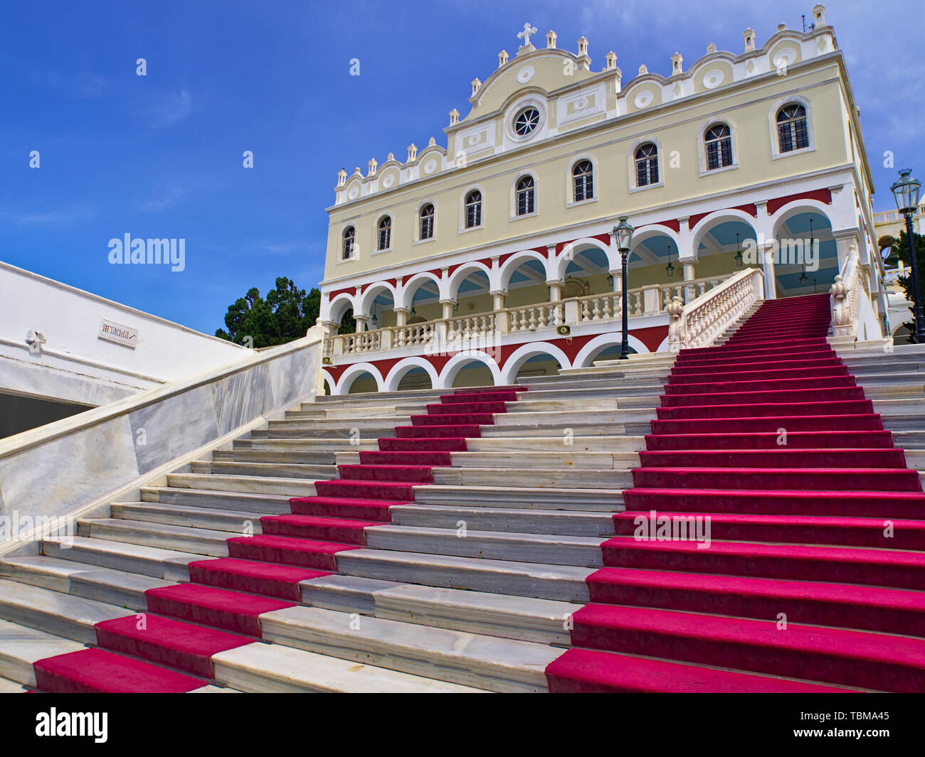 L'Église chrétienne orthodoxe de la Vierge Marie à l'ile de Tinos, Grèce, escalier avec tapis rouge. Banque D'Images