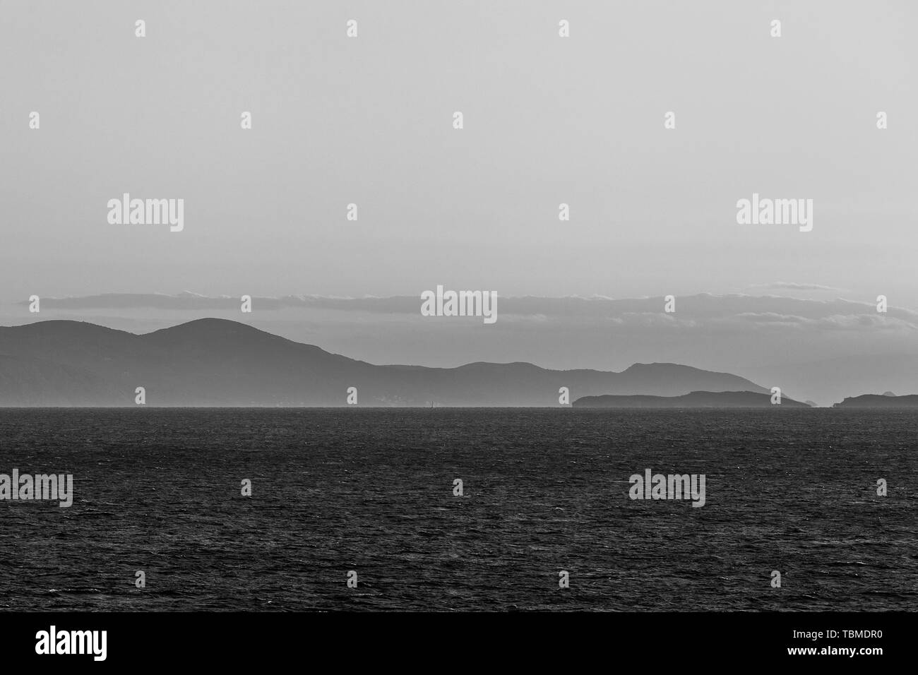 L'effet noir et blanc spectaculaire sur les îles du Golfe Saronique Banque D'Images