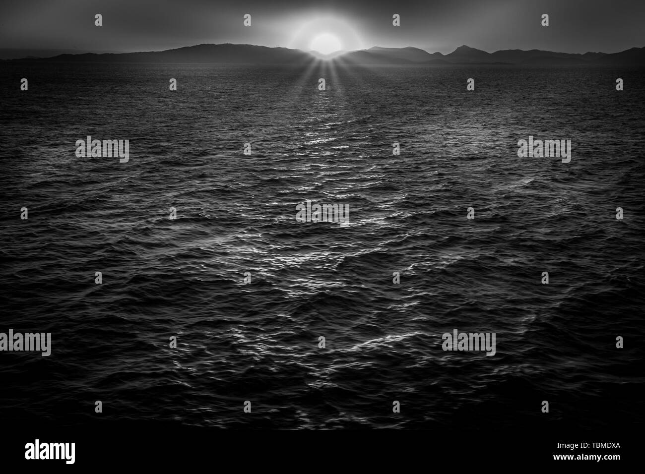 L'effet noir et blanc de Sun à propos de mettre derrière les îles du Golfe Saronique Banque D'Images