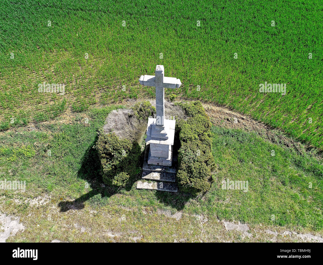 Photo aérienne d'un calvaire en pierre en Vendée, France Banque D'Images