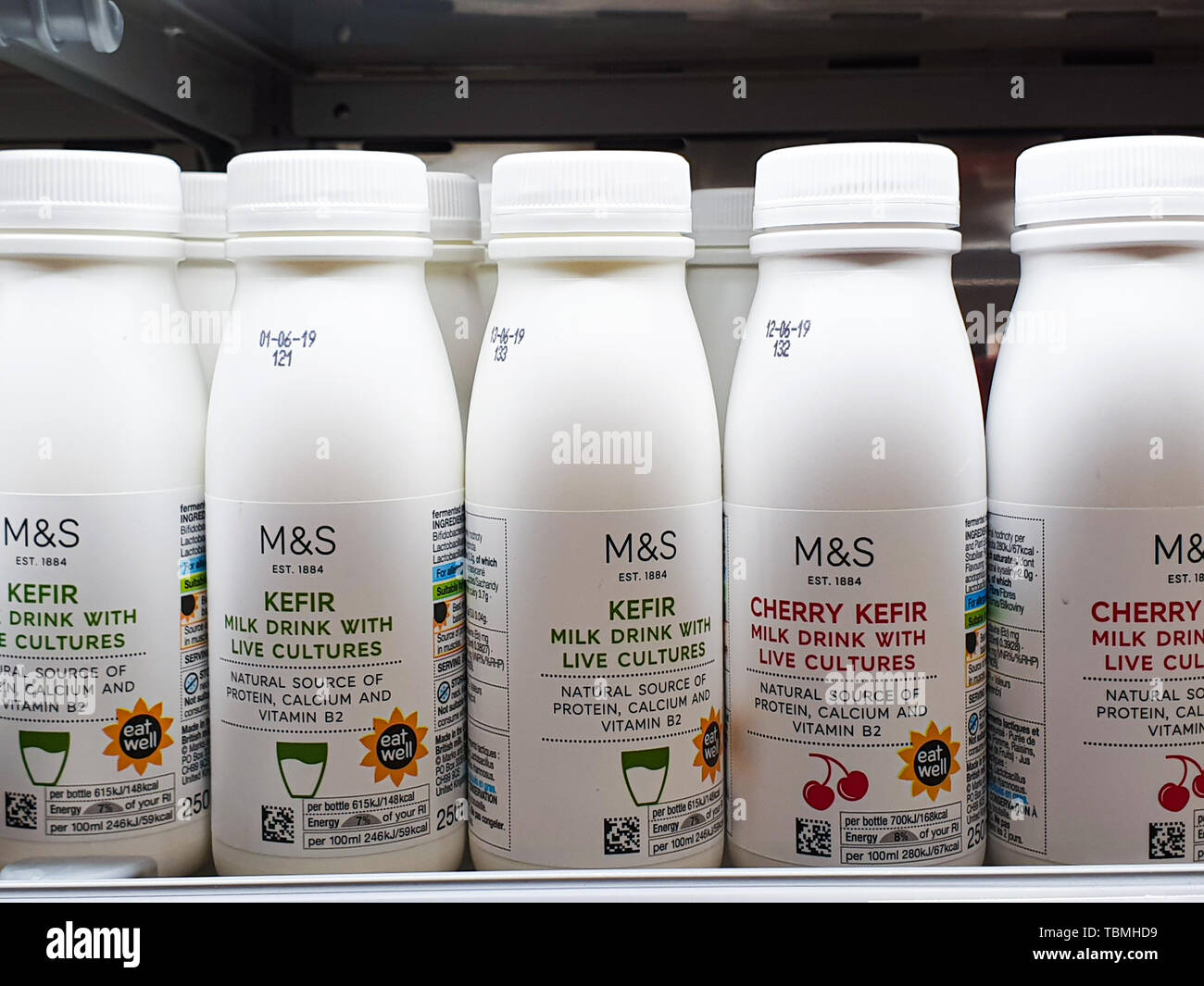 SHEFFIELD, UK - 31ER MAI 2019 : bouteilles de boissons saines en vente dans Marks and Spencers à Meadowhall, UK Banque D'Images