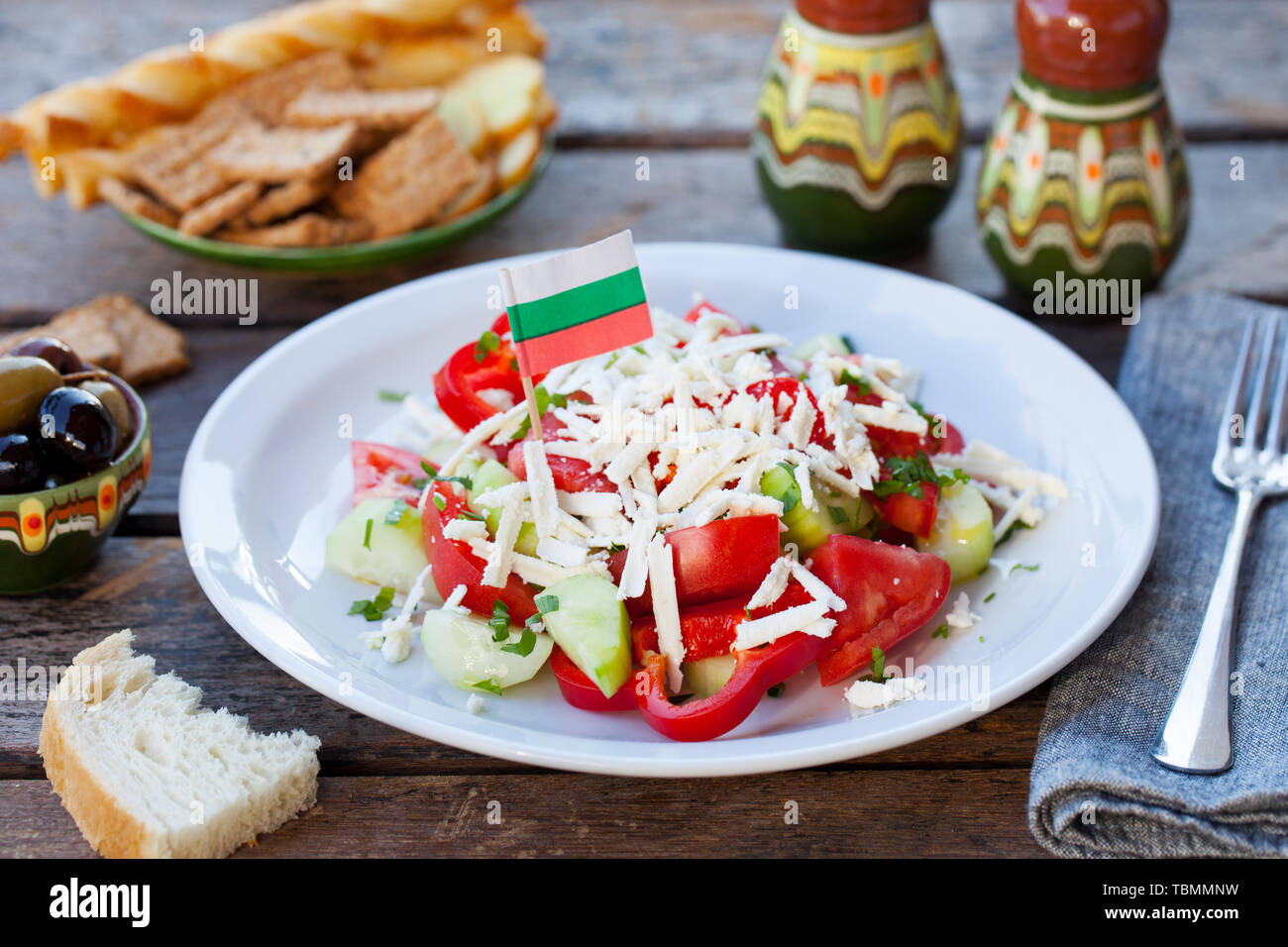 Légumes salade shopska bulgare avec la Bulgarie drapeau. Fond de bois Banque D'Images