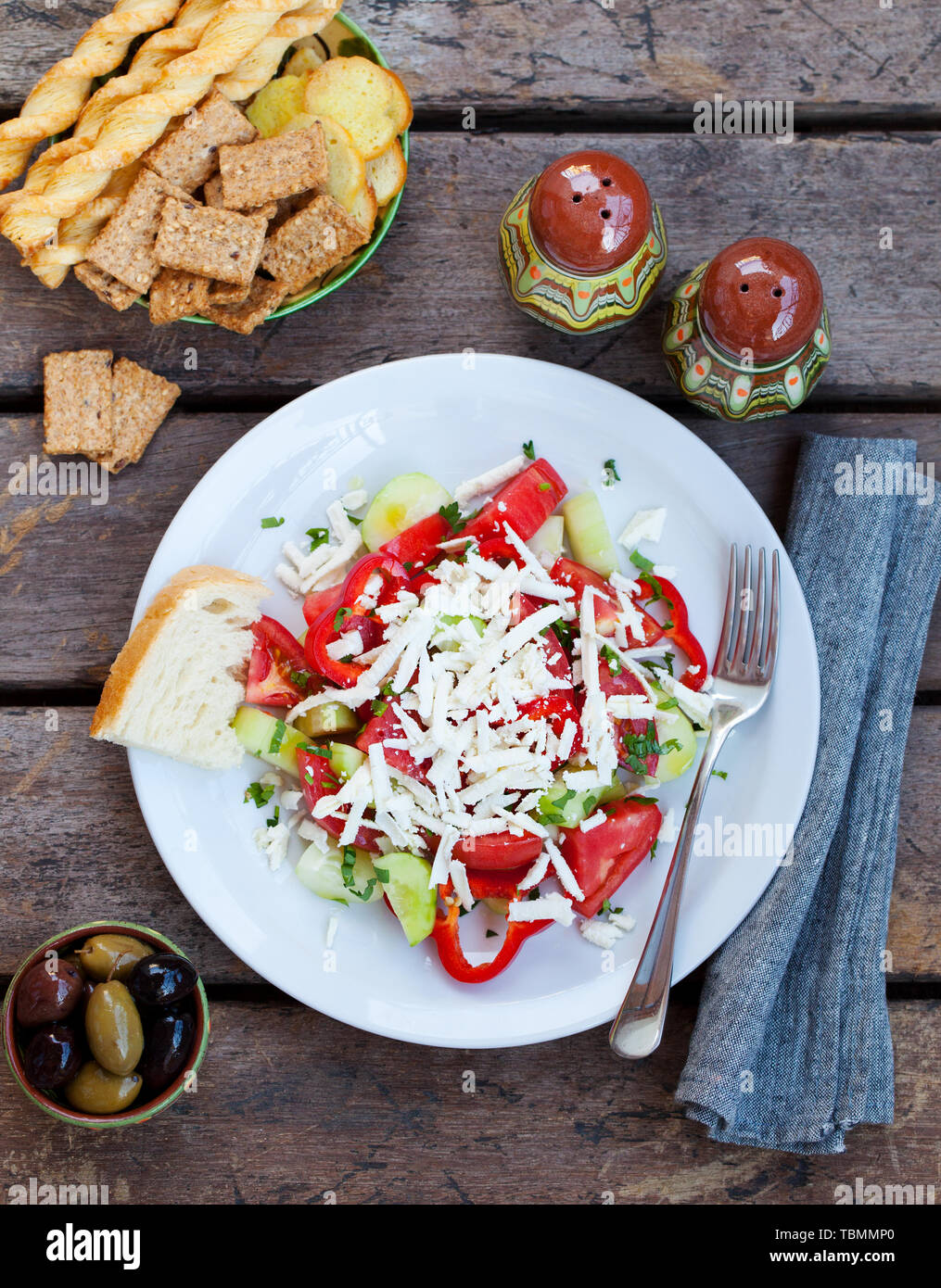 Légumes salade shopska bulgare. Fond de bois. Vue d'en haut Banque D'Images