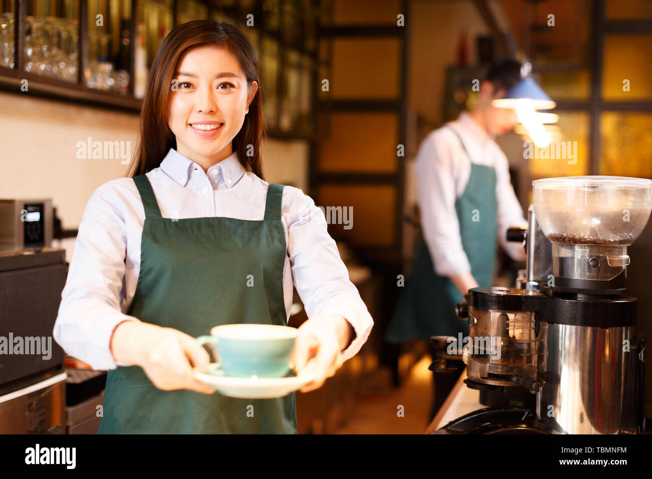 Serveuse et serveur sont en service Banque D'Images