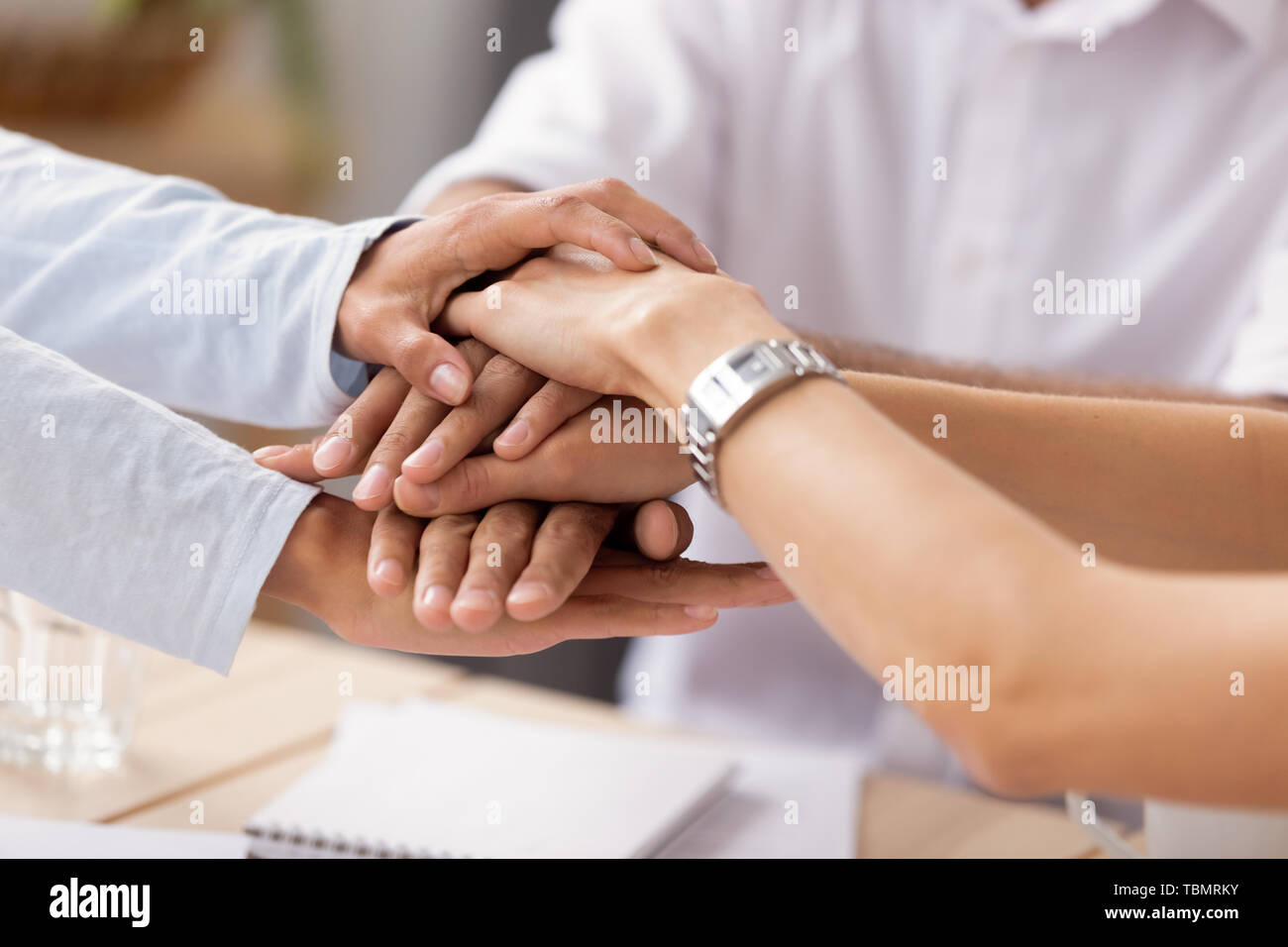 Voir les gens d'affaires diversifié mettant les mains ensemble empilés Banque D'Images