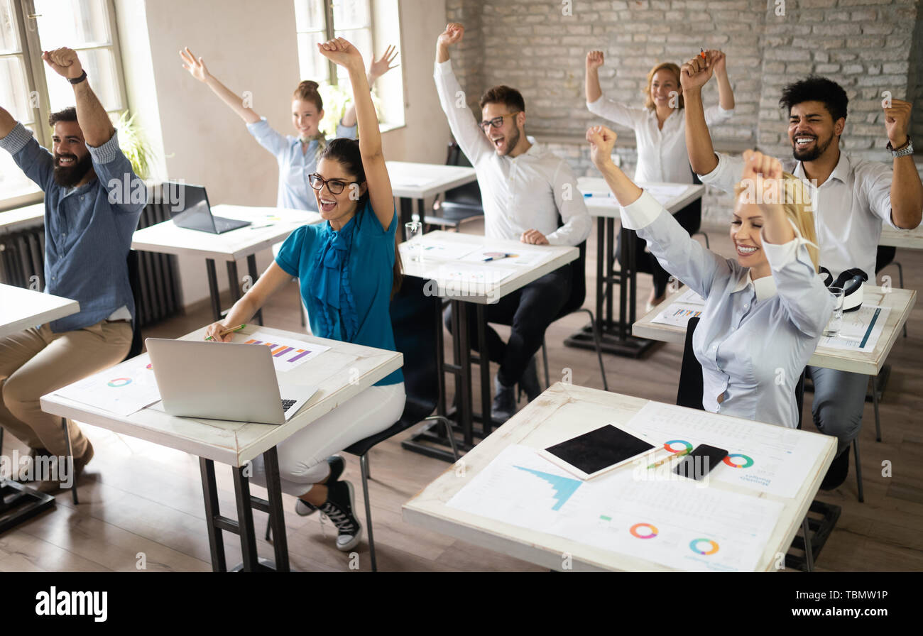 Groupe de gens heureux succès logiciel d'apprentissage de l'ingénierie et au cours de la présentation Banque D'Images