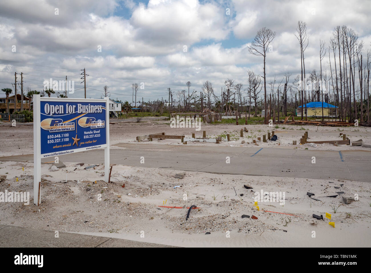 Le Mexique, Floride - Destruction de l'ouragan Michael est répandu sept mois après la tempête de catégorie 5 a frappé la Floride. Un signe nea Banque D'Images