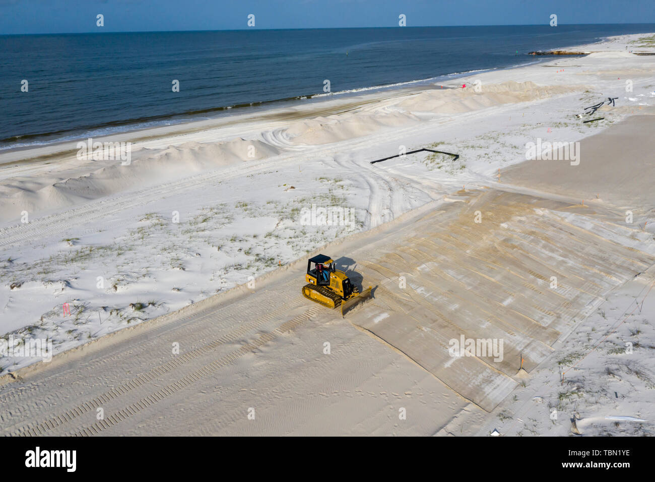 Le Mexique, Floride - un bulldozer travaille à restaurer la plage sept mois après l'ouragan Michael a frappé la Floride. Banque D'Images