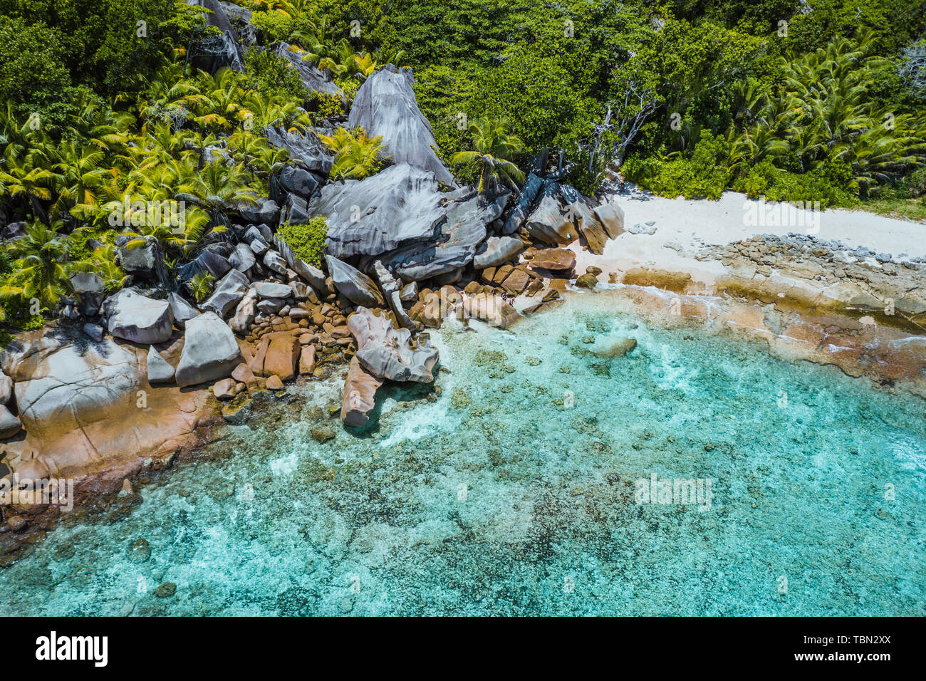 Drone aérien tourné de grand L Anse plage tropicale à distance à la digue, Seychelles Banque D'Images