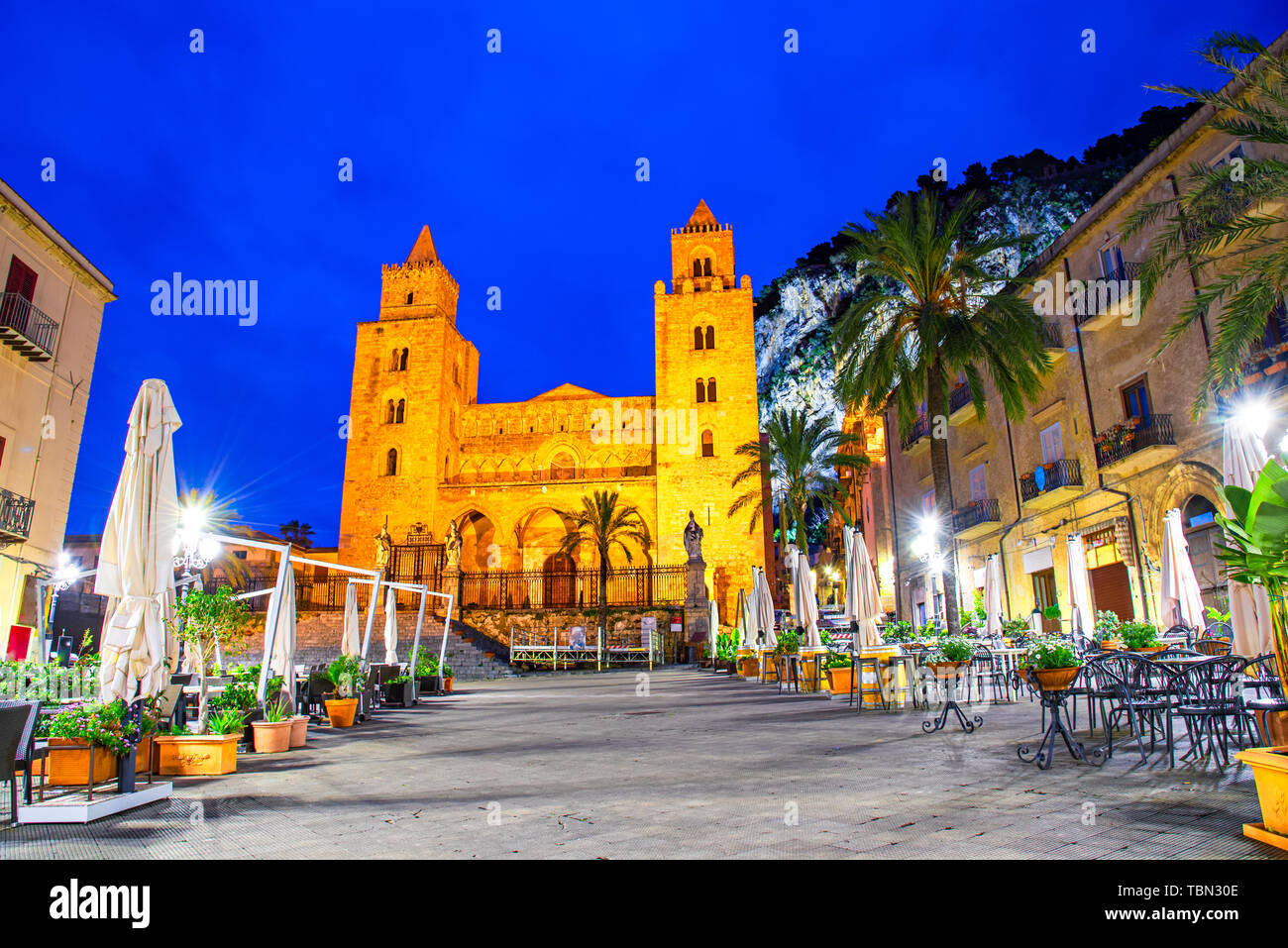 Cefalu, Sicile, Italie : Vue de nuit sur la place de la ville avec la Cathédrale ou Basilique de Cefalu, Duomo di Napoli, une église catholique construite dans la N Banque D'Images