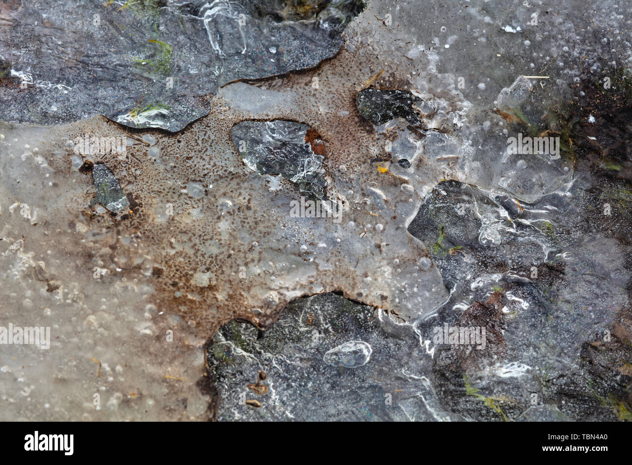La glace sur la glace, comme un pont de glace, pendant une journée de printemps à l'extérieur de Vaxholm, en Suède Banque D'Images