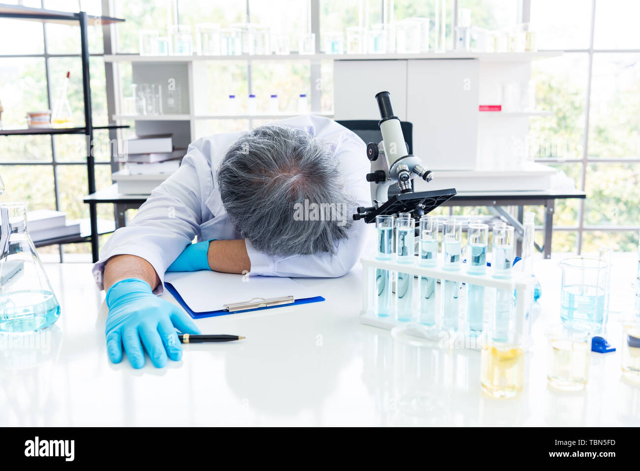 Chercheur en laboratoire de sommeil épuisé. Les modes de vie des gens et de l'occupation concept. La science et l'expérimentation en laboratoire thème. Banque D'Images