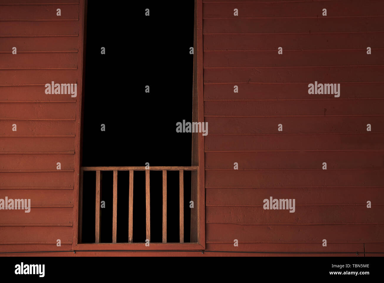 Balcon en bois avec pièce sombre dans la fenêtre. Maison de style thaï. Haunted House concept d'arrière-plan. Banque D'Images