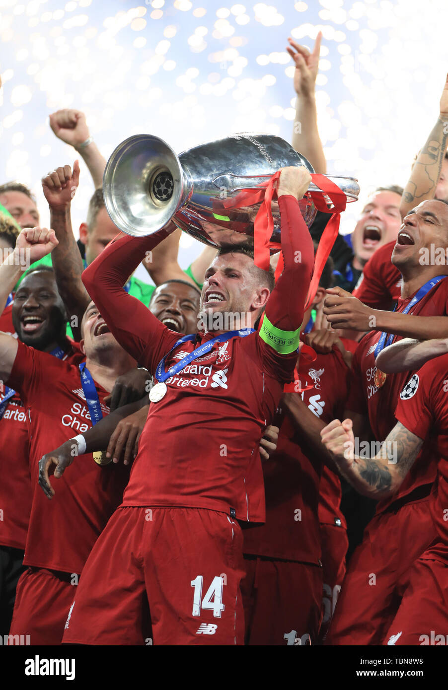 Le capitaine de Liverpool Jordan Henderson lève le trophée après le sifflet final lors de la finale de la Ligue des champions de l'UEFA à l'Estadio Metropolitano, Madrid Banque D'Images