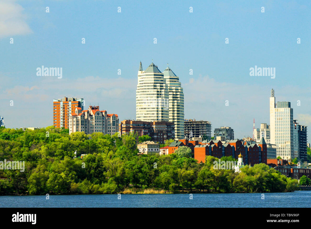 Belles tours, immeubles et gratte-ciel dans la rivière au début de l'été matin. Ville de Dnepropetrovsk, Ukraine Dnipro, printemps cityscape Banque D'Images