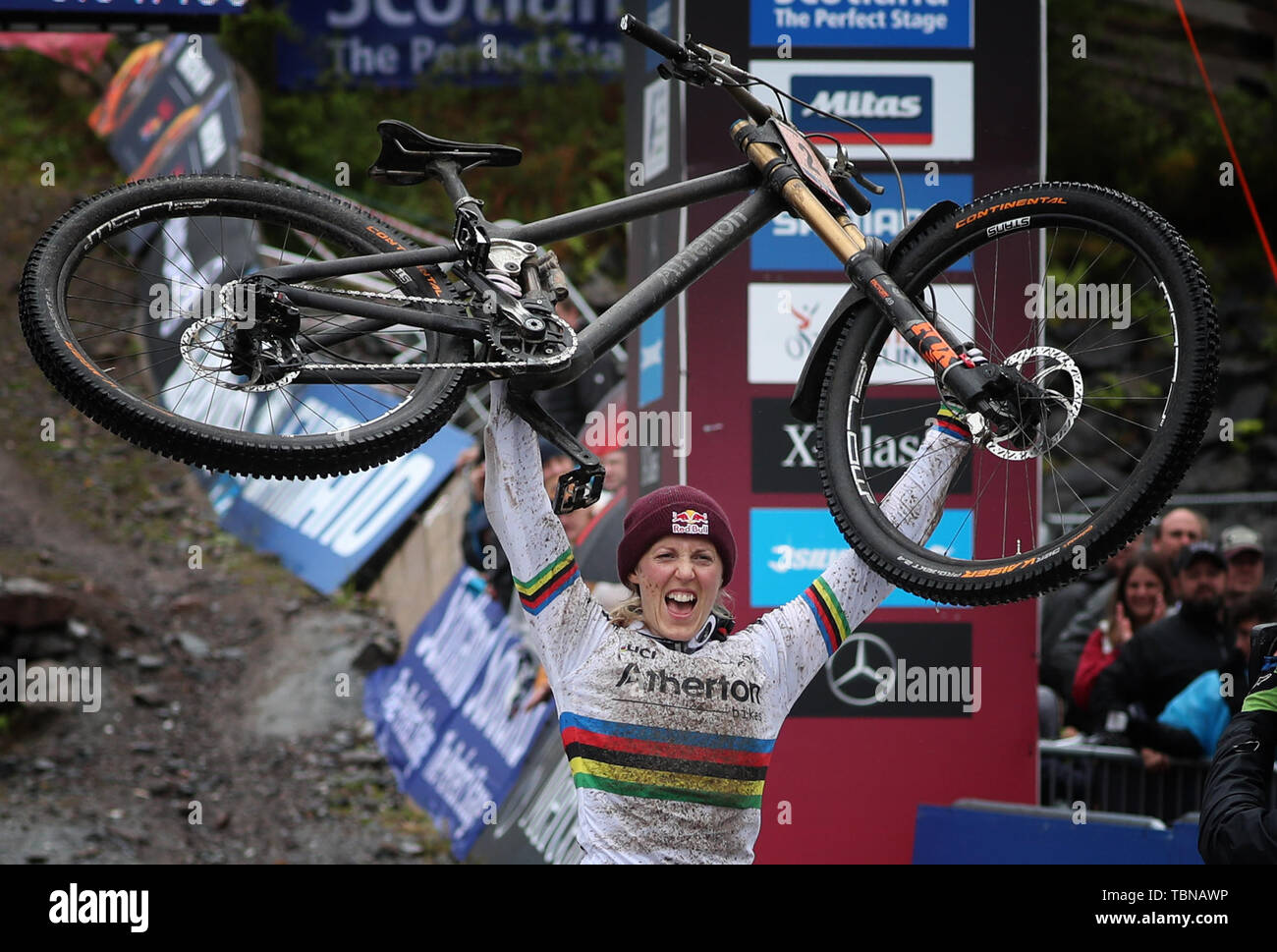 La société britannique Rachel Atherton célèbre remportant la descente des femmes pendant la Coupe du Monde de vélo de montagne UCI à Fort William. Banque D'Images