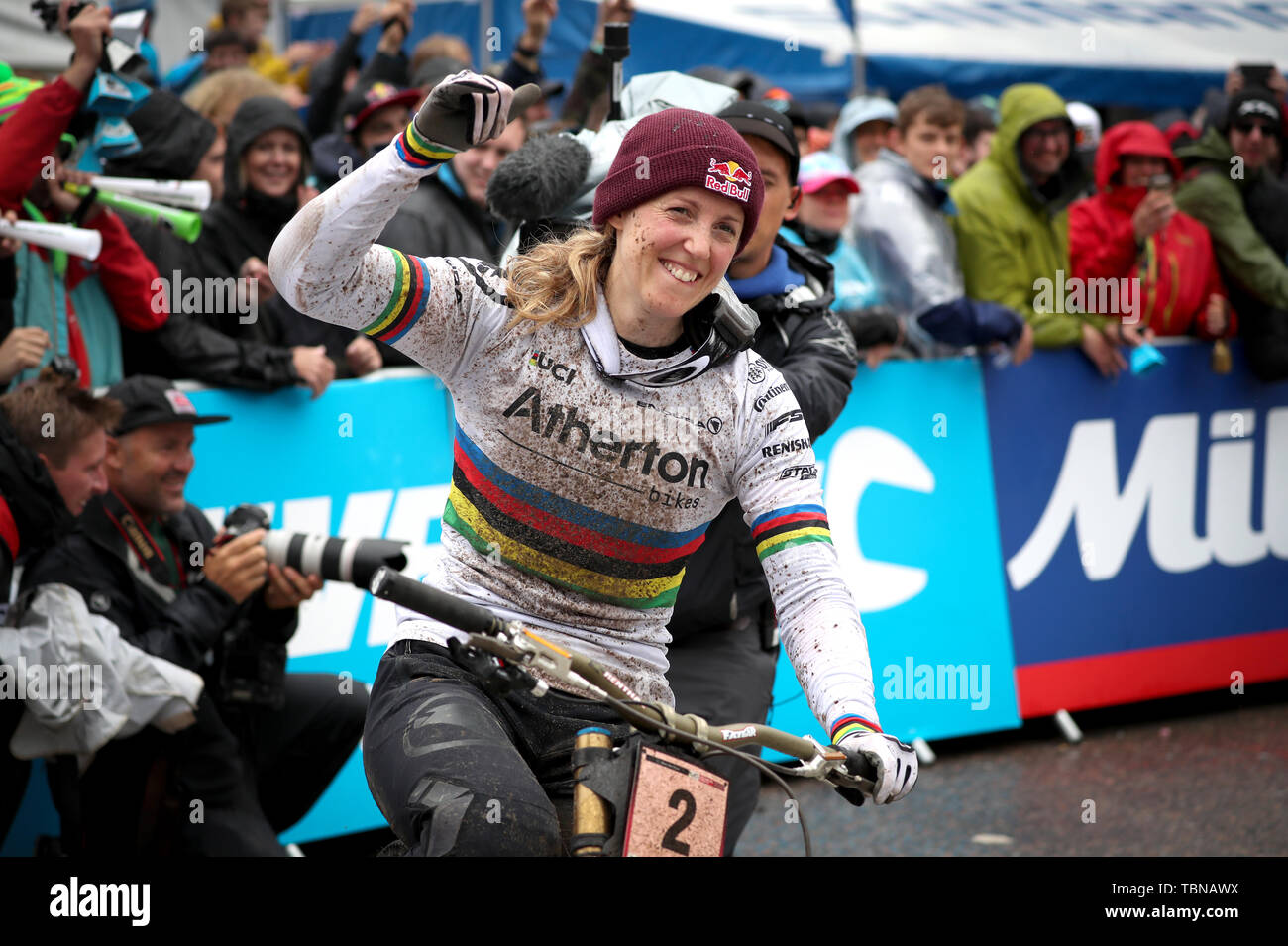 La société britannique Rachel Atherton célèbre remportant la descente des femmes pendant la Coupe du Monde de vélo de montagne UCI à Fort William. Banque D'Images