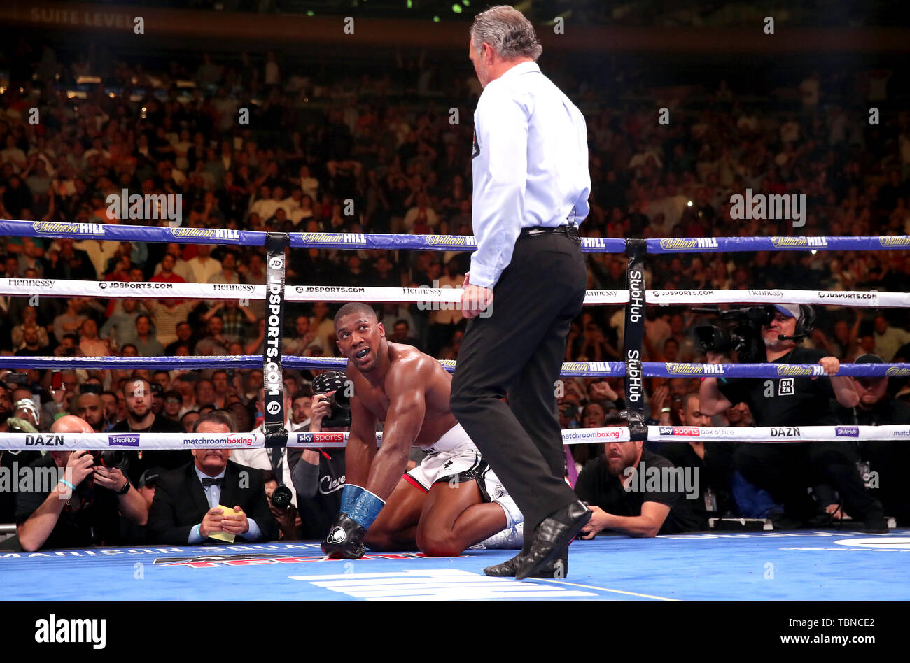 Anthony Joshua se tourne vers l'arbitre Mike Griffin après avoir été frappé en bas pour la deuxième fois dans l'WBA, IBF, IBO et WBO Heavyweight titre aux championnats du monde de lutte contre contre Andy Ruiz Jr au Madison Square Garden, New York. Banque D'Images