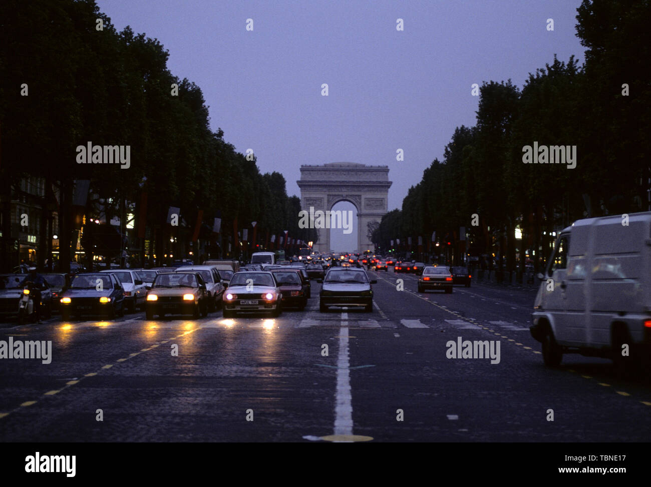 CHAMPS ELYSÉES à Paris France Soir avec trafic avec l'Arc de Triomphe à la fin Banque D'Images