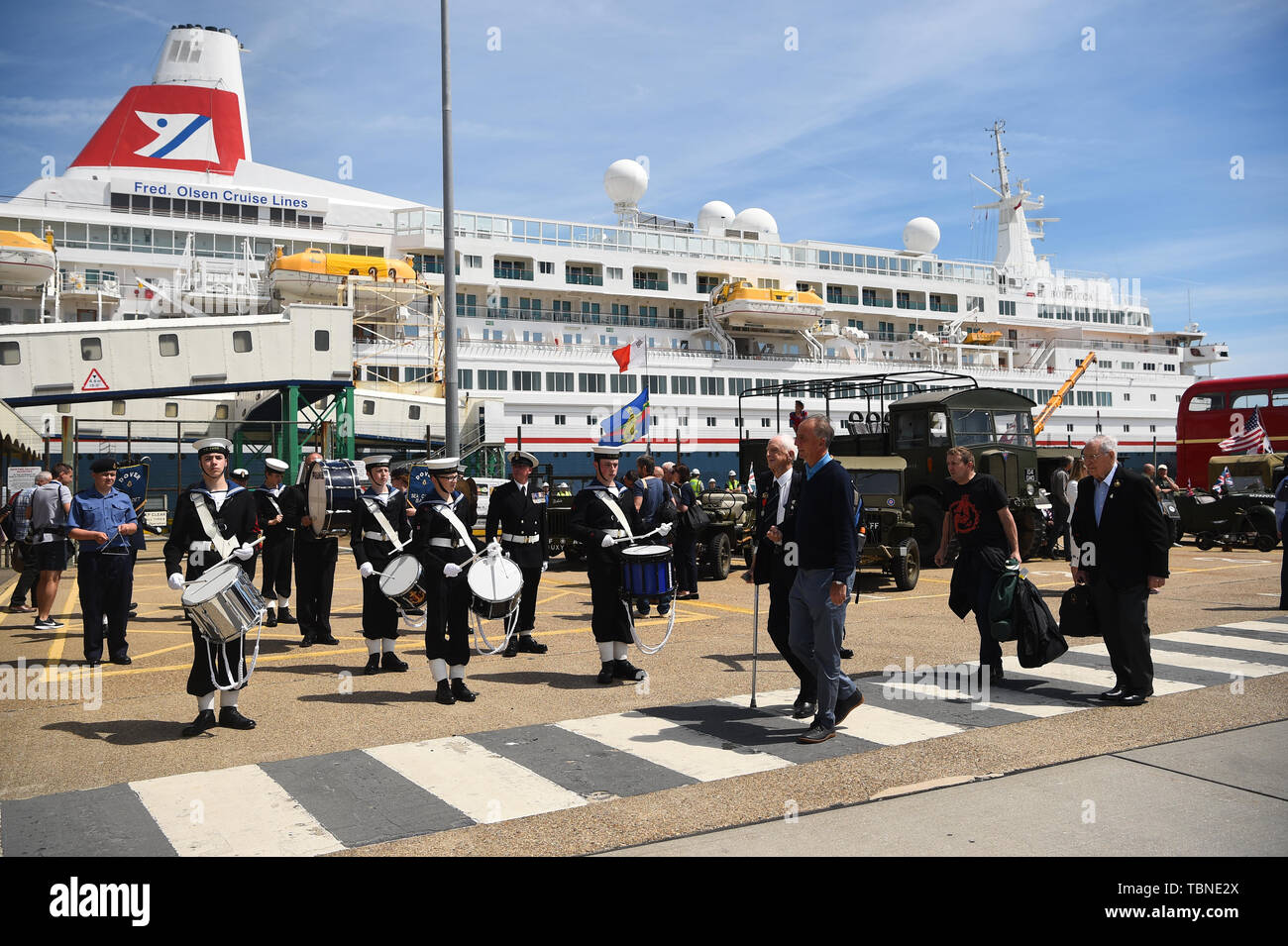 Anciens combattants de l'un d'arriver au terminal des croisières à bord du MV Boudicca en avance sur son départ du port de Douvres, dans le Kent, le premier jour d'un voyage organisé par la Royal British Legion pour le D-Day des anciens combattants pour souligner le 75e anniversaire du D-Day. Banque D'Images