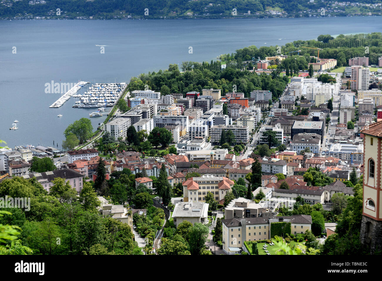 Vue aérienne d'appartements modernes de Locarno, le Lac Majeur, en Suisse Banque D'Images